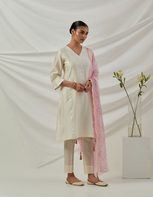 Off white chanderi embroidered kurta / pant