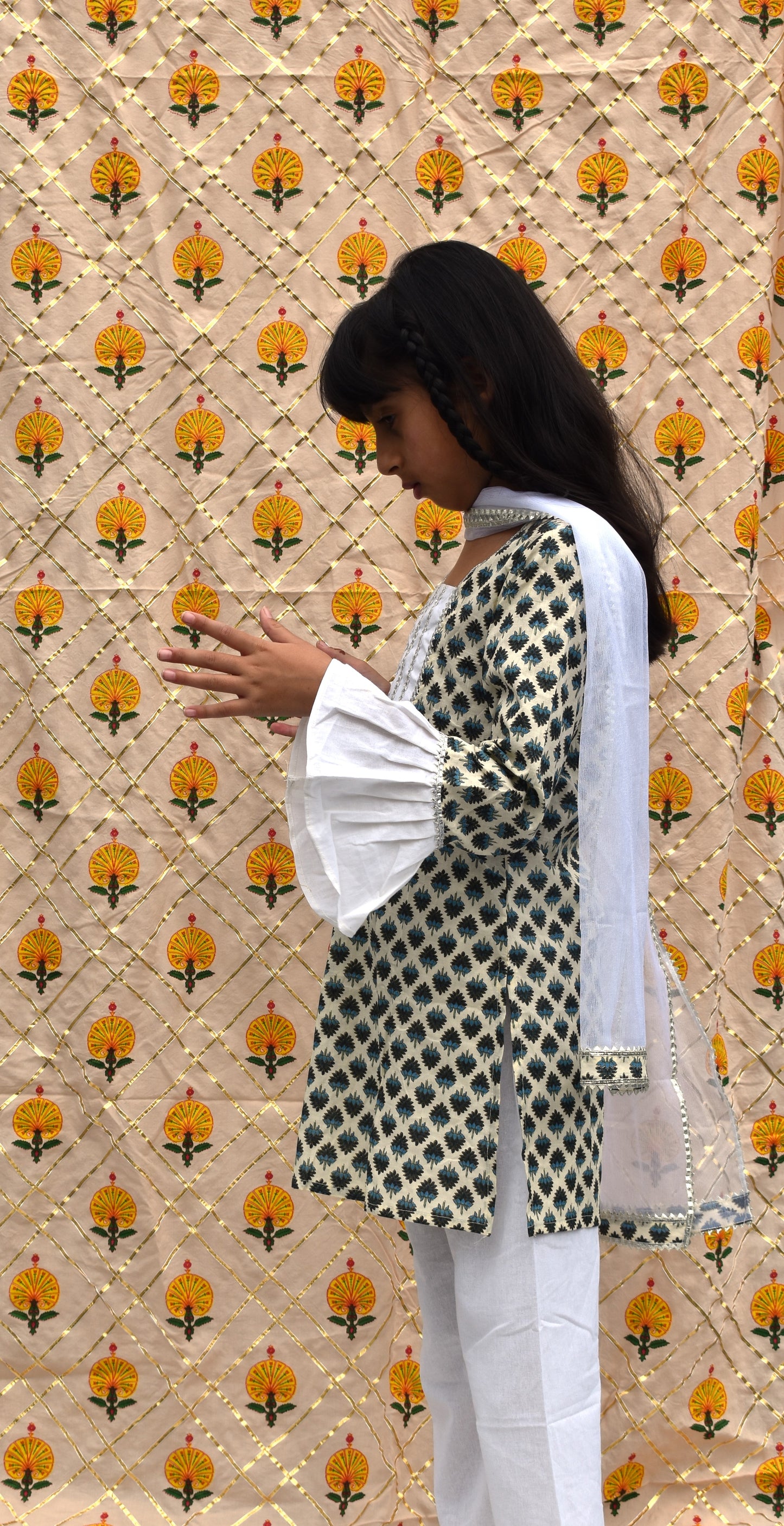 Sveta : Blue and white suit for girls.