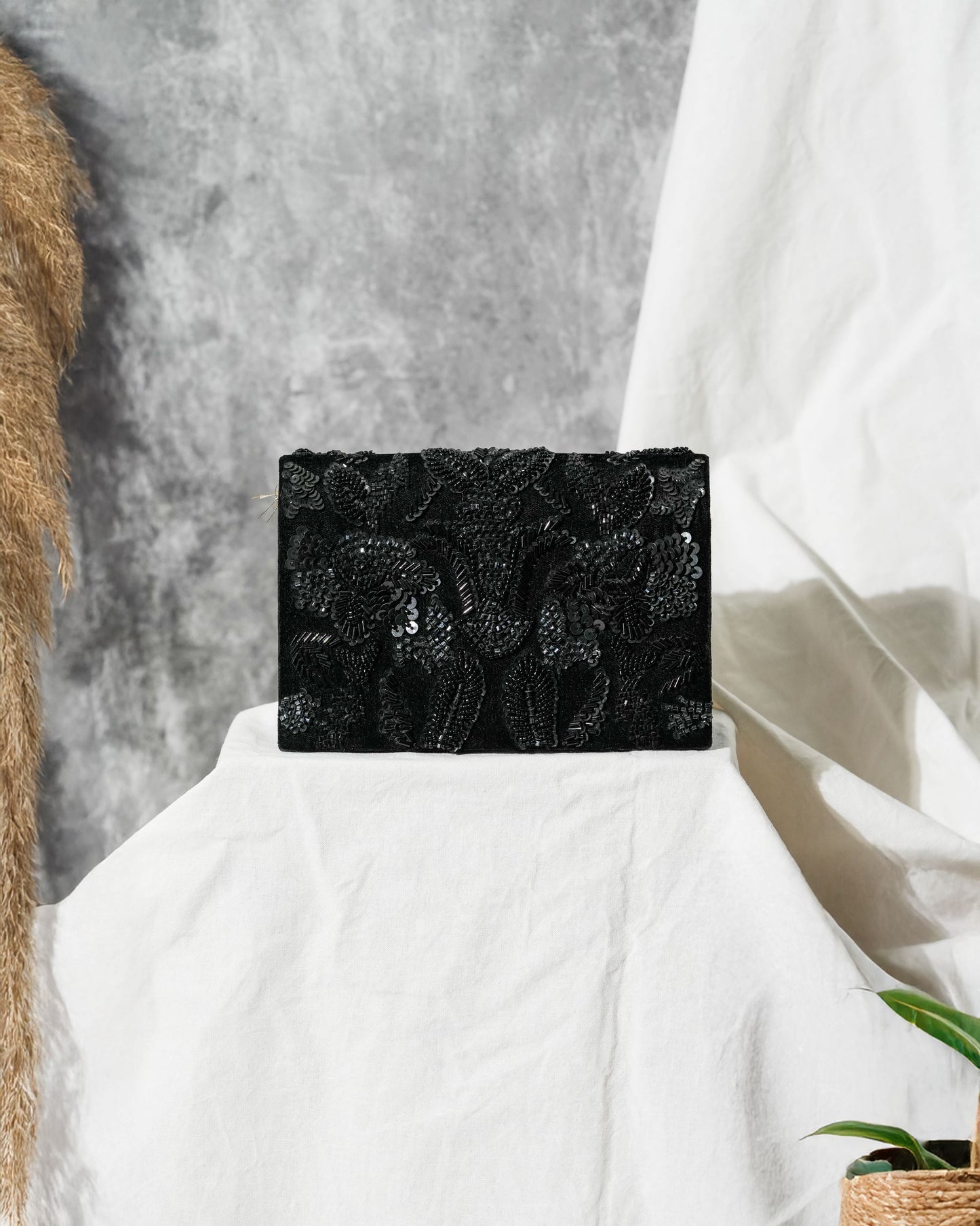 Subtle party clutch