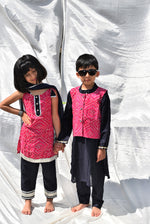 Load image into Gallery viewer, Bhandhani Boys Set of 3 - Kurta Payjama and Jacket
