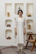 Load image into Gallery viewer, OFF WHITE CHANDERI GOTA WORK KURTA SET
