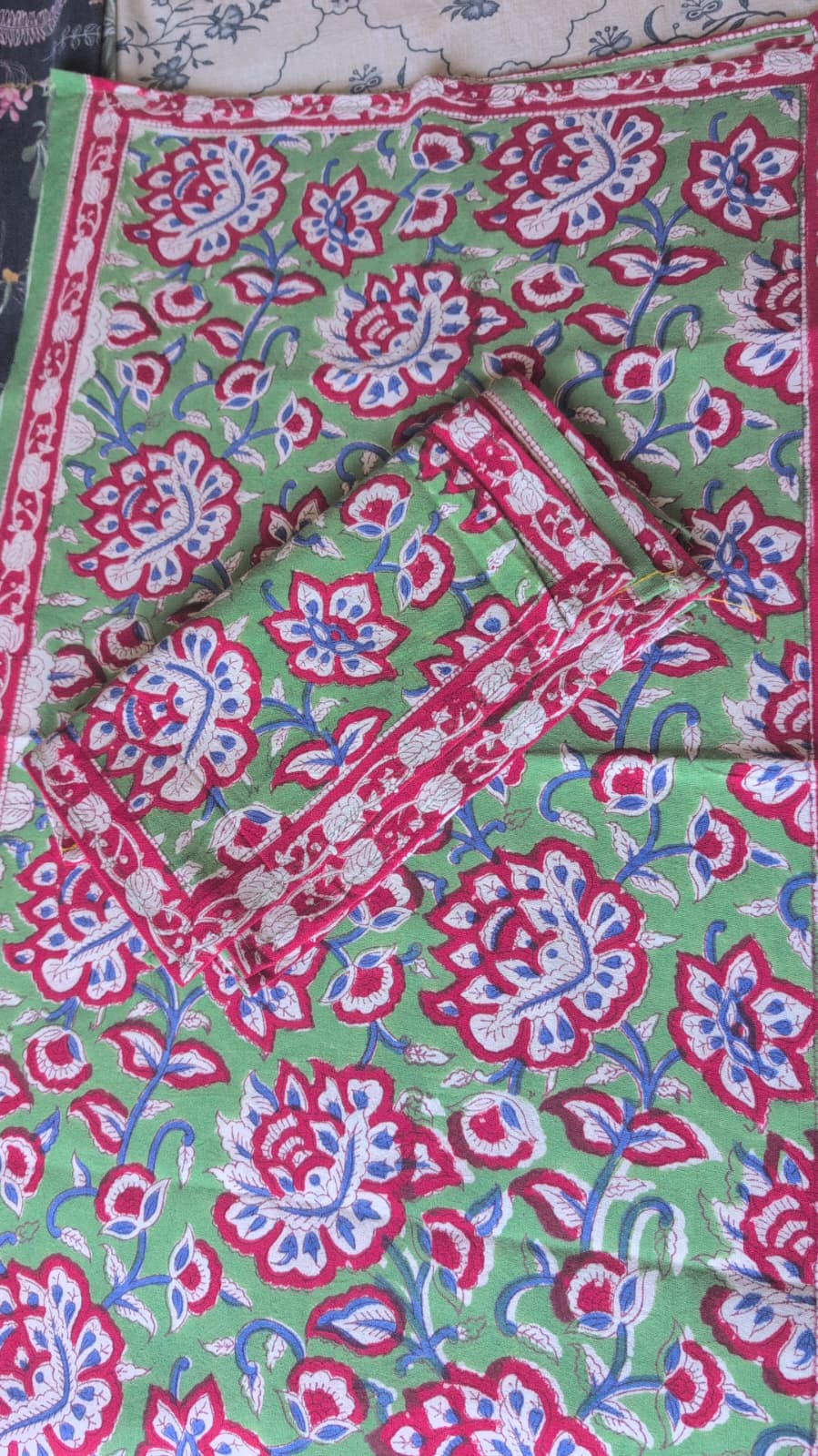 Meethu - Green Floral Table runner with 6 napkins