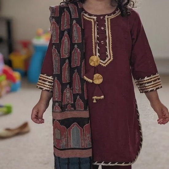 Girl wearing maroon kurta payjama with block print dupatta