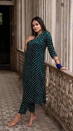 Load image into Gallery viewer, BANDHANI KURTA SET IN SILK - DARK GREEN
