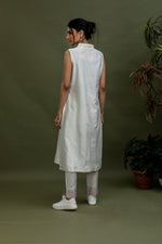 Load image into Gallery viewer, Chanderi Collared Sleeveless Kurta
